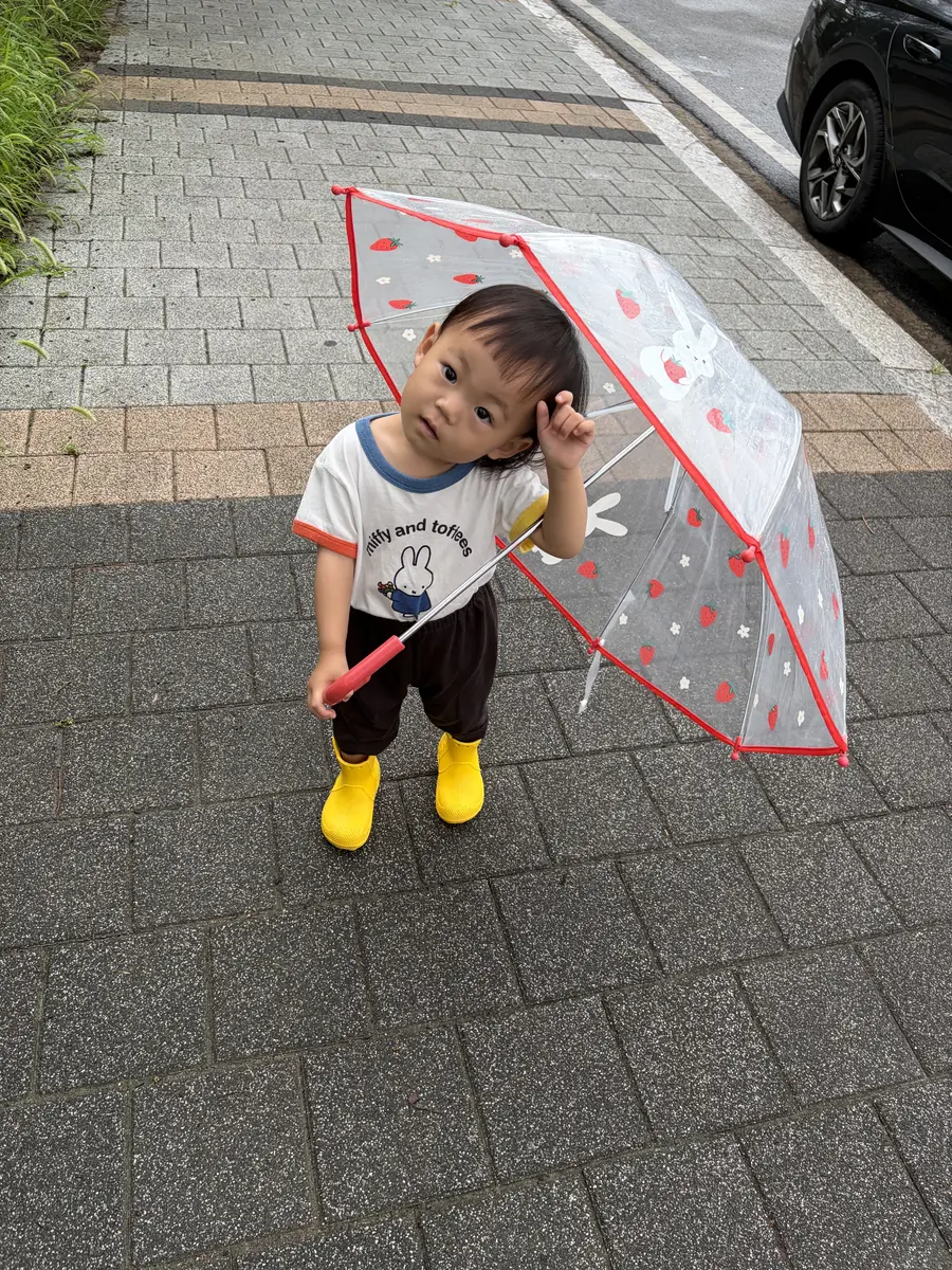 비 오는 날 야외에서 크록스 211056 장화를 신은 아이