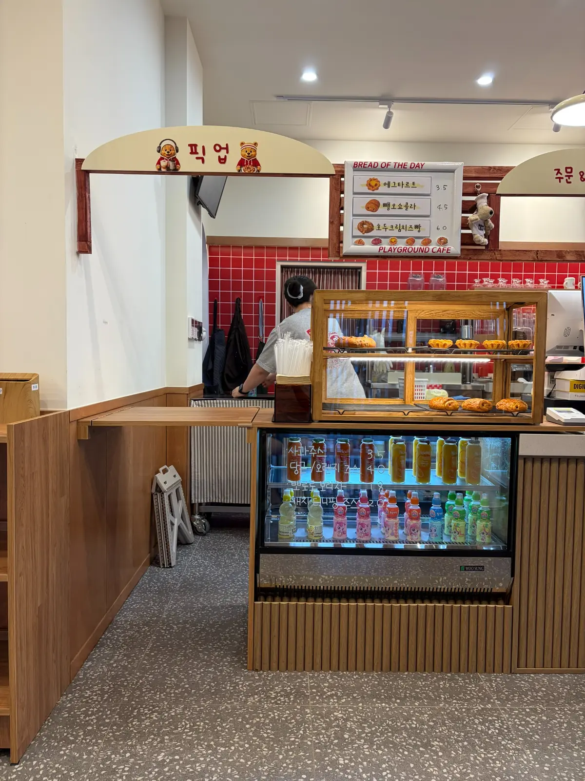 운동장카페 베이커리 진열대와 어린이용 병 음료