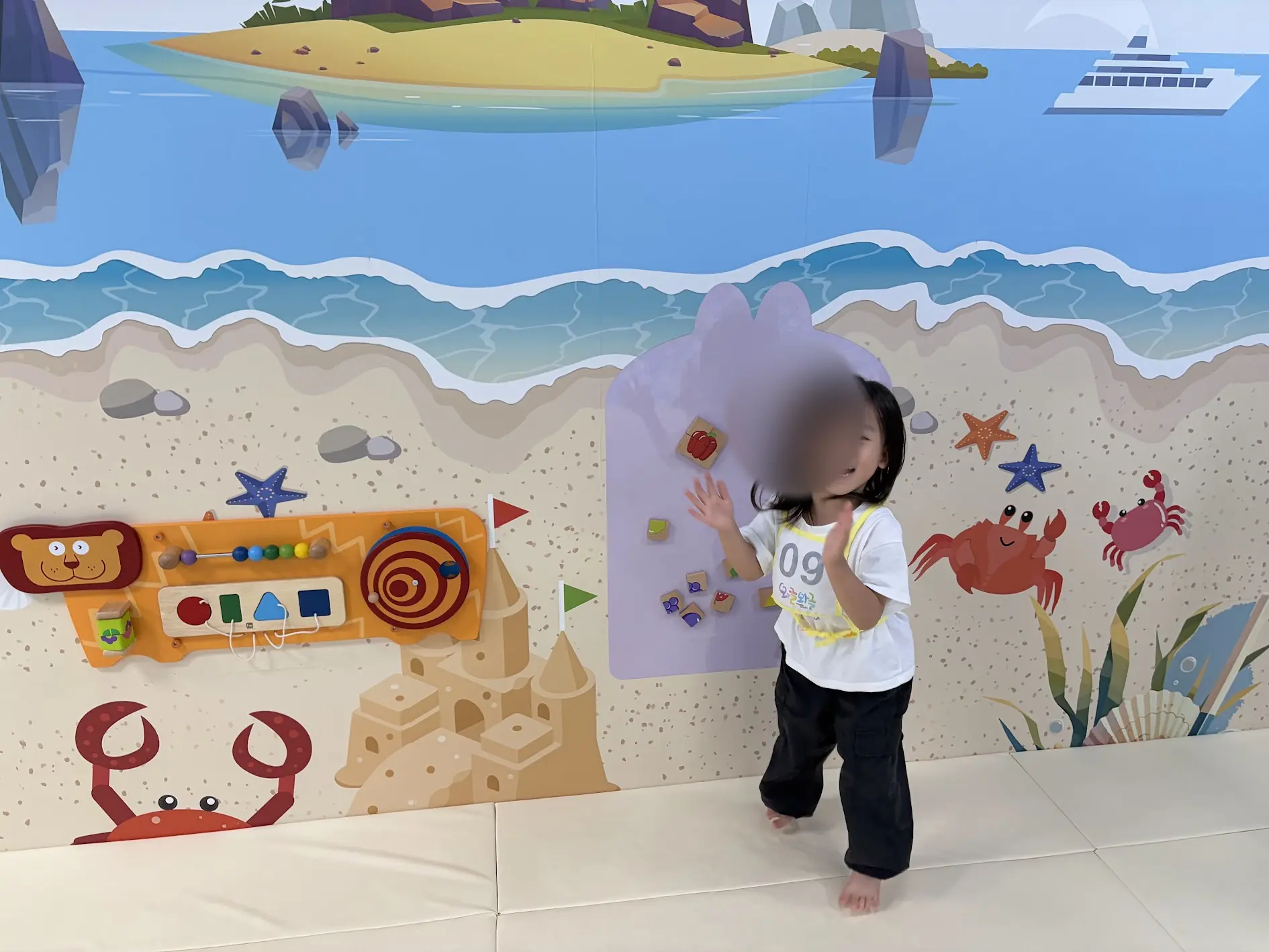 문경 와글와글 1층에서 즐겁게 놀고 있는 4살 아이